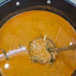 ขนมจีนน้ำยากะทิ (เนื้อปลาโอ)