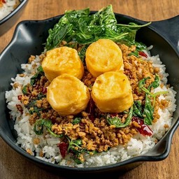 ข้าวกะเพรากรอบเต้าหู้ไข่หมูสับ