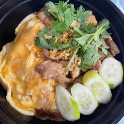 ข้าวไก่กระเทียมไข่ลาวา