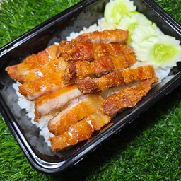 ข้าวหมูสามชั้นทอดราดซอสน้ำปลา