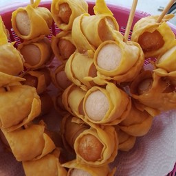 เกี้ยวห่อใส้กรอก หนังไก่กรอบ