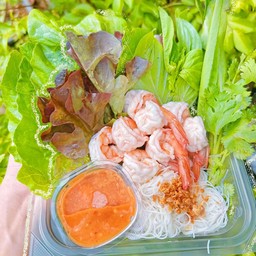 เมี่ยงกุ้ง พร้อมเส้นหมี่ลวก ผักสดๆ และน้ำจิ้มถั่วรสแซ่บ