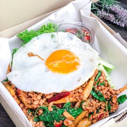 ข้าวกะเพราหมูหน่อไม้ ไข่ดาว