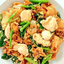 ผัดซีอิ้วเส้นใหญ่ไก่