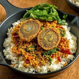 ข้าวกะเพรากรอบไข่เยี่ยวม้าหมูสับ