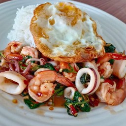 ผัดกระเพรากุ้งแซ่บ (กุ้ง-หมึก-หอยนางรม) ราดข้าว