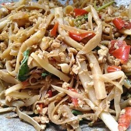 กะเพราหน่อไม้ดองราดข้าว