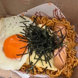 มาม่าเผ็ด1ซอง+ไข่ดาว+ไส้กรอก+ชีส (ฟรีสาหร่าย)