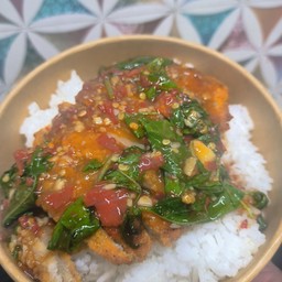 กะเพราไก่ทอดราดข้าว