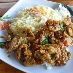 ข้าวผัดกระเพราหมูชิ้น