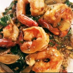 ผัดกระเพรากุ้งราดข้าว