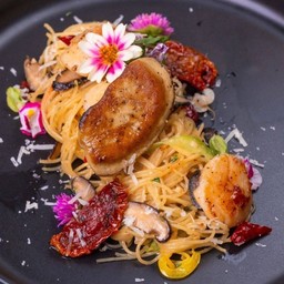 แองเจิ้ลแฮร์ผัดน้ำมันมะกอกกับหอยเซลล์และตับห่าน