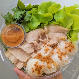 เมี่ยงหมูสามชั้น พร้อมเส้นหมี่ลวก ผักสดๆ และน้ำจิ้มถั่วรสแซ่บ