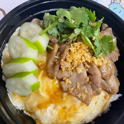 ข้าวหมูกระเทียม ไข่ลาวา