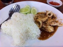 ผัดกระเทียมราดข้าวปลาหมึก รสมือแม่