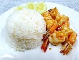 ผัดกระเทียมราดข้าวกุ้ง รสมือแม่