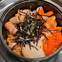 มาม่าซอสเกาหลี ไส้กรอก  ไข่