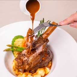 ขาแกะตุ๋นไวน์แดง