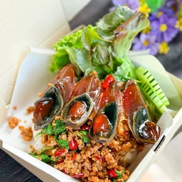 ข้าวกะเพราหมู ไข่เยี่ยวม้า