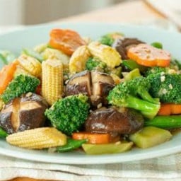 ผัดผักรวม  Stir-fried mixed vegetables