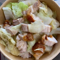 ข้าวหน้า กระหล่ำปลีผัดน้ำปลา