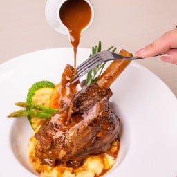 ขาแกะตุ๋นไวน์แดง