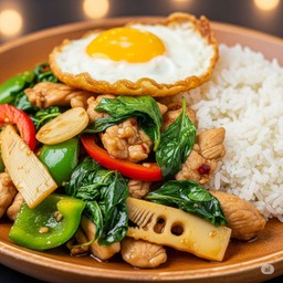 กระเพราไก่หน่อไม้ + ไข่ดาว