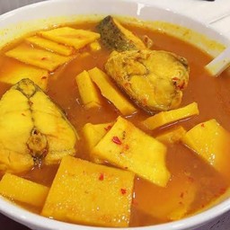 แกงส้มปลานิลยอดมะพร้าวอ่อน