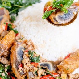 ข้าวผัดกระเพราไข่เยี่ยวม้าหมูสับ