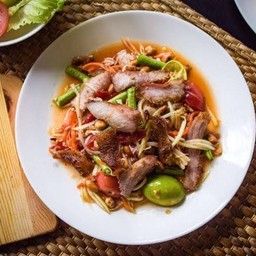 ส้มตำคอหมูทอด