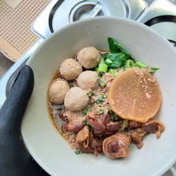 ก๋วยเตี๋ยวเรือหมูตุ๋น