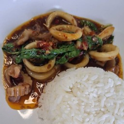 ผัดกะเพราปลาหมึก