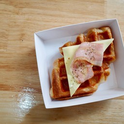 ครอฟเฟิล เบคอน+ชีส