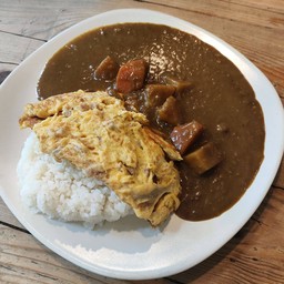 ข้าวแกงกะหรี่ไข่เจียวหมูสับ