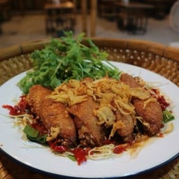 ยำปีกไก่ทอดปลาร้านัว