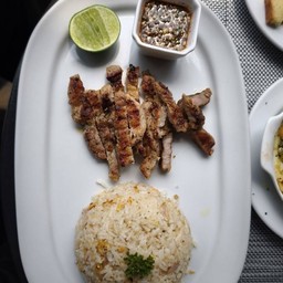ข้าวผัดกระเทียมหมูย่าง