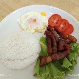 ข้าวเนื้อน้ำปลาหอม ไข่ดาว