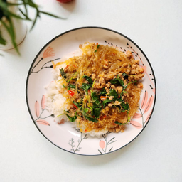 ข้าวราดผัดกะเพราวุ้นเส้น