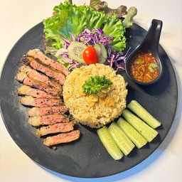 ข้าวผัดมันเนื้อพิคานย่าย่างจิ้มแจ่ว