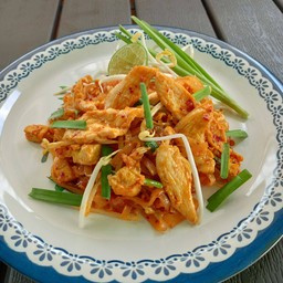 ผัดไทยไก่ พิเศษ