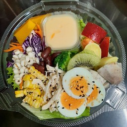 สลัดผักผลไม้อกไก่ไข่ต้ม