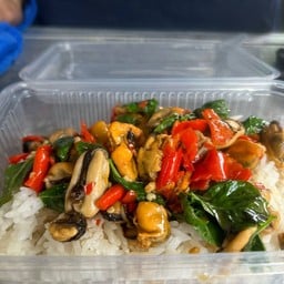 โหระพาหอยแมงภู่ ราดข้าว