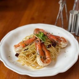 สปาเก็ตตี้ผัดกับกระเทียม พริกแห้งและกุ้ง