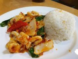 ปลาหมึกผัดพริกเผาราดข้าว