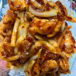 หมูกรอบผัดพริกเผาราดข้าว