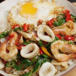 ข้าวผัดกระเพราทะเล + ไข่ดาว