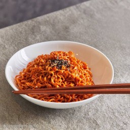 บะหมี่เผ็ดเกาหลีฮ็อตชิคเก้นคาโบนาร่า (Customize) สามารถเลือก Add on Topping ได้ตามใจชอบ