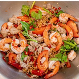 ยำมาม่าเครื่องมิตรเส้น (กุ้ง หมูสับ)