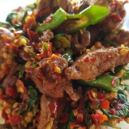 กระเพราเครื่องในไก่