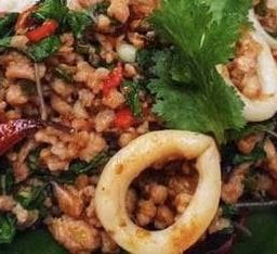 ข้าว-กะเพราปลาหมึกหมูสับ
